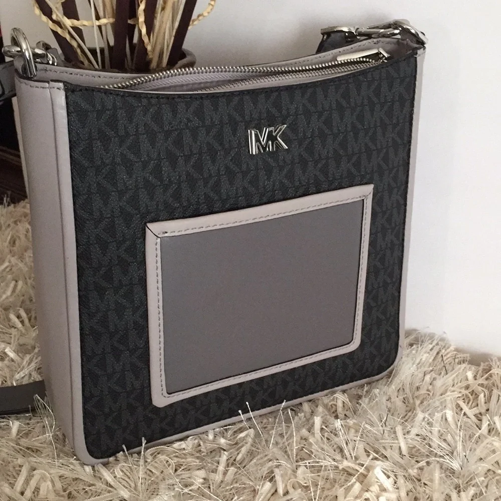 Michael Kors Gloria Pocket Swing Pack Crossbody
